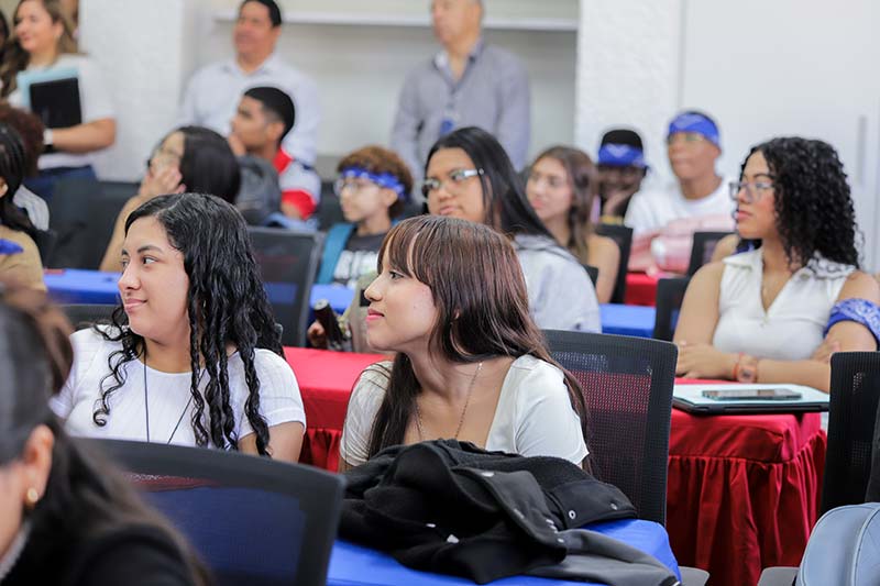 Estudiantes de Universidad del Istmo desarrollan soluciones a retos reales en Campamento de Innovación.