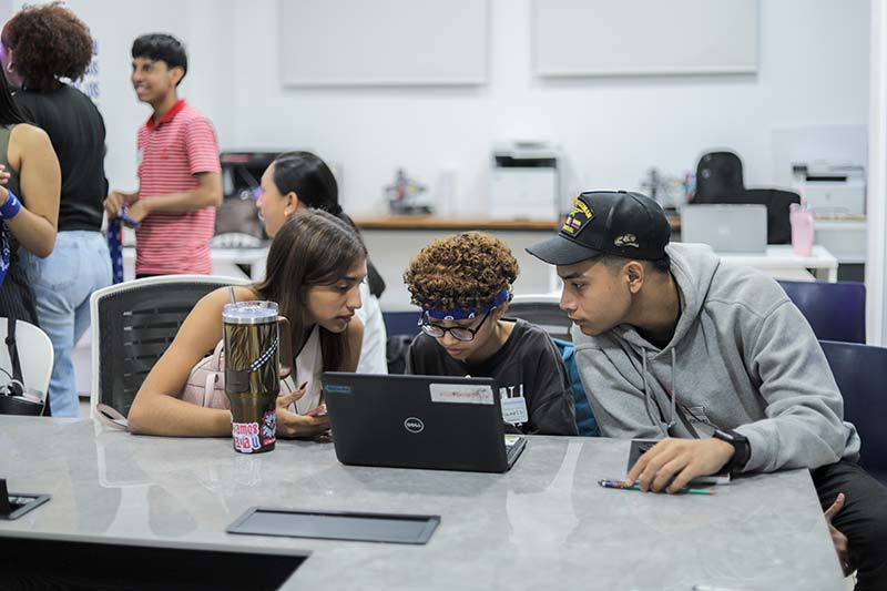 Estudiantes de Universidad del Istmo desarrollan soluciones a retos reales en Campamento de Innovación.