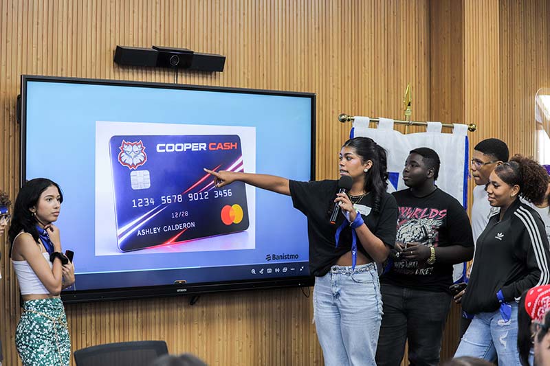 Estudiantes de Universidad del Istmo desarrollan soluciones a retos reales en Campamento de Innovación.