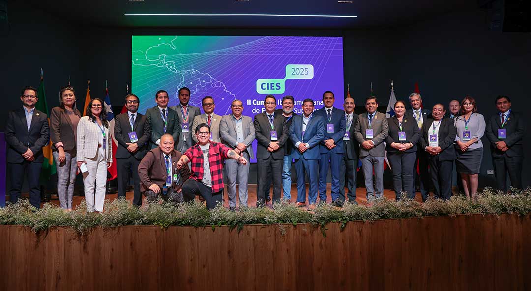 ​​​​La U del Istmo y la Universidad Señor de Sipán firman convenio internacional en CIES 2025