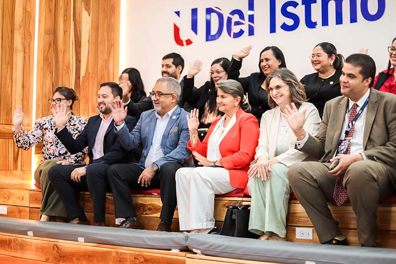 Universidad del istmo recibe visita de pares académicos para la acreditación de la licenciatura en derecho y ciencias políticas