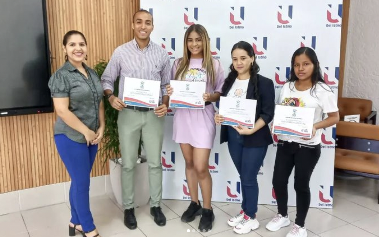 Estudiantes de la U Del Istmo, reciben becas gracias a Corporación el