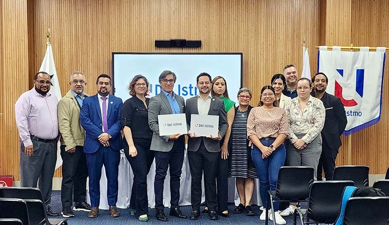 Universidad del Istmo y Fundación CREEA firman convenio para fortalecer la educación y cultura histórica en Panamá