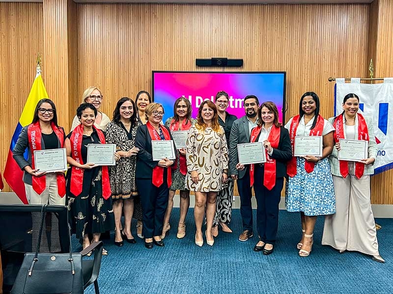 13 mujeres culminan con éxito el diplomado de mujeres ejecutivas, líderes y de éxito