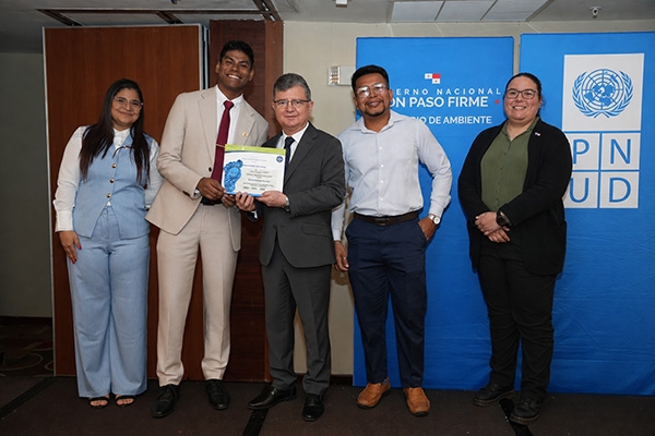 MINISTERIO DE AMBIENTE RECONOCE A LA UNIVERSIDAD DEL ISTMO POR TRES AÑOS CONSECUTIVOS DE REPORTABILIDAD AMBIENTAL