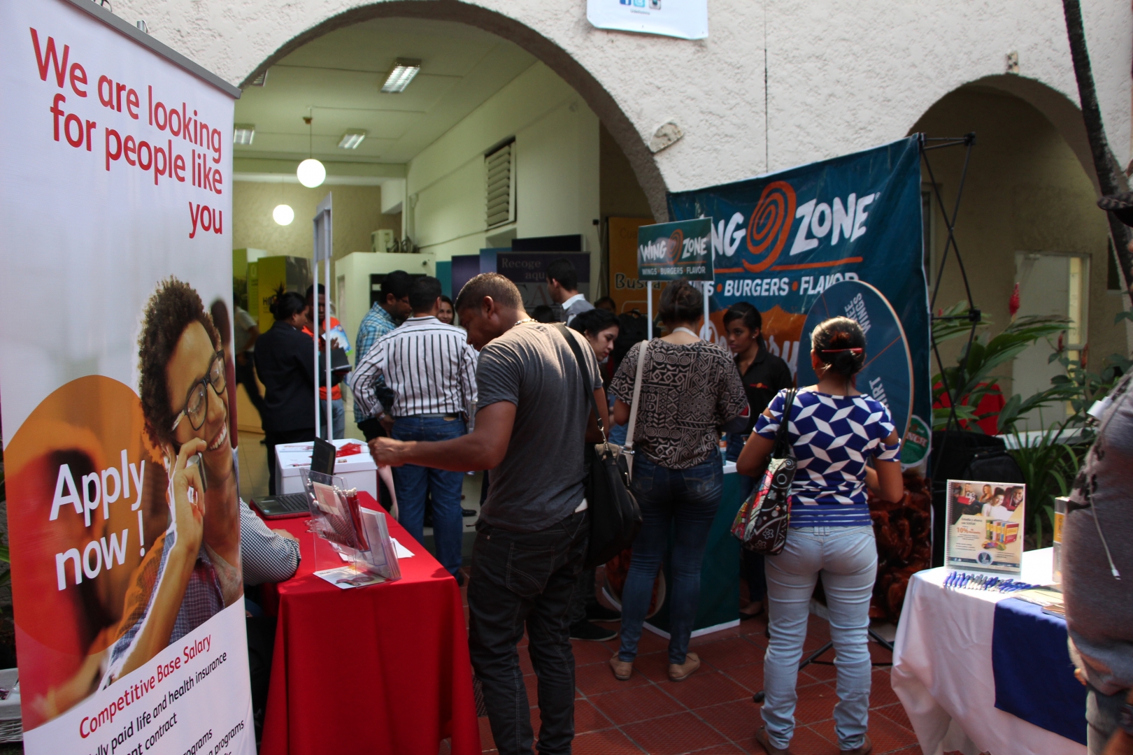 estudiantes aprovechan la feria de empleo 
